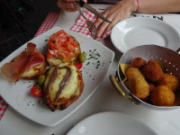 Ещё пара блюд, которые надо непременно попробовать в Риме: брускетты (bruschetta – горячий бутерброд с сыром и разными добавками сверху; тут с прошутто, помидором и какой-то рыбкой) и аранчини (arancini – обжаренные/запечённые шарики из риса, начинённые мясом, иногда вместе с моцареллой, томатным соусом и зелёным горошком).
