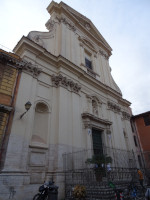 Церковь святой Марии у лестницы (Chiesa di Santa Maria della Scala, 1610) своим экстерьером очень напомнила мне ранее опубликованную Церковь святого Эгидия (Chiesa di Sant'Egidio), и расположена она тоже на площади своего имени – Площади у лестницы (Piazza della Scala).