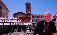 В тот день на площади святой Марии в Трастевере (Piazza di Santa Maria in Trastevere) перед одноимённой церковью (Basilica di Santa Maria in Trastevere) люди собирались не просто так, а послушать 1-ю мессу (нового) кардинала, дона Маттео Зуппи (prima messa da Cardinale di Don Matteo Zuppi), хотя в тот день его титулярной церковью была назначена не эта, а расположенная неподалёку Церковь святого Эгидия (Chiesa di Sant'Egidio, я вам её тоже показывал). Видимо, данная церковь более красивая, и/или места перед ней больше.