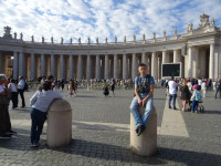 Я сижу на каменной тумбе на площади святого Петра (Piazza San Pietro) в ожидании завершения службы в его же соборе (Basilica Sancti Petri) и выхода папы римского (Pontifex Romanus) к народу.