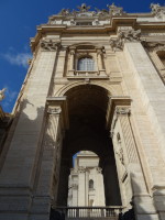 Одна из боковых арок собора святого Петра (Basilica Sancti Petri).