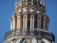 Верхняя надстройка главного купола собора святого Петра (Basilica Sancti Petri); видна решётка, за которой мы ходили, обозревая Ватикан и Рим с его высоты.