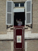 А вот, наконец, и сам папа римский (Pontifex Romanus) Франциск (Franciscus) появился в открытом окне его Апостольского дворца (Palatium Apostolicum), чтобы прочитать для собравшегося на площади святого Петра (Piazza San Pietro) народа ежевоскресную проповедь.
