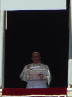 Папы римский (Pontifex Romanus) Франциск (Franciscus) в окне его Апостольского дворца (Palatium Apostolicum) настолько близко, насколько это возможно благодаря оптике моего фотоаппарата.