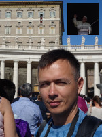 Всё-таки я дождался ежевоскресного выхода папы римского (Pontifex Romanus) Франциска (Franciscus) к народу, собравшемуся на площади святого Петра (Piazza San Pietro) в Ватикане (Риме)!.. Дюже приятный человек, даже с точки зрения меня, не-католика.