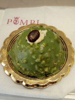 Одно из вкуснейших пирожных в кондитерской “Pompi” 😋, похожее на… женскую грудь. 🫣