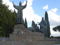 Памятник святому Франциску Ассизскому (Monumento a San Francesco d’Assisi) скульптора Джузеппе Тоннини (Giuseppe Tonnini, 1875 – 1954) был открыт на площади святого Иоанна в Латерано (Piaza di San Giovanni in Laterano) в 1927 году – году 700-летия со смерти святого (1181/1182 – 1227). Это не просто один из многочисленных святых католичества, а конкретно основатель Ордена францисканцев (Ordo Fratrum Minorum).