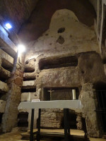Ещё одна погребальная камера (комната) катакомб святого Каллисто (Catacomba di San Callisto), на этот раз папы римского (papa) Гая (Caio; правил в 283 – апреля 296), мученика (martire).