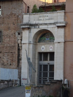 Церковь Кузьмы и Дамиана (Basilica dei Santi Cosma e Damiano, 71 – 75 годы), о которой я писа́л, когда был внутри Римского форума, только теперь с обратной (внешней относительно форума) стороны, точнее, закрытый проход в неё.