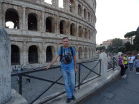 Одна из последних фотографий меня с римским Колизеем (Colosseus), общий план в альбомной ориентации.