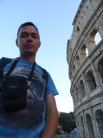 Одна из последних фотографий меня с римским Колизеем (Colosseus), вид снизу вверх в портретной ориентации.
