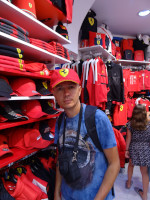 Я в фирменном магазине итальянского «Феррари» (Ferrari) в итальянском же Риме.