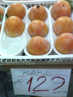 Каки (kaki) – это такие фрукты. 😁 Мне казалось, что это какие-то жёлтые сливы (ну или гладкокожие нектарины), но ценник упорно предупреждал: каки. 😁