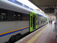 Из гостеприимного Рима – обратно в его аэропорт Фьюмичино (aeroporto di Roma-Fiumicino) на том же удобном поезде “Trenitalia”, за те же 8 €/человека (только в рублях из-за курса чуть подороже: 570,81 ₽/человека). Удивительно, но в одном и том же поезде вы можете увидеть и 1-ярусные вагон (ближний), и 2-ярусный (дальний).