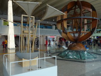 Римский аэропорт Фьюмичино (aeroporto di Roma-Fiumicino) назван именем Леонардо да Винчи не так безосновательно, как московский аэропорт Домодедово имени Михаила Ломоносова – их Леонардо был не просто художником «Моны Лизы», а изобретателем, и не просто изобретателем, а в том числе авиационным – этому во Фьюмичино посвящён целый ряд экспонатов.