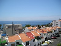 Пуэрто-де-Сантьяго (Puerto de Santiago). Вид на черепичные крыши домов и бескрайний Атлантический океан.