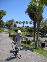 Пуэрто-де-Сантьяго (Puerto de Santiago), прибрежный парк. Младший Сева на одном из тренажёров учится гребле стоя.