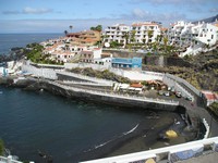 Пуэрто-де-Сантьяго (Puerto de Santiago), проспект 5° столетия (Avenida 5° Centenario). Вид на пляж Чика (Play Chica, внизу), его бухту и Атлантический океан (вдали).