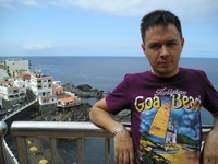 Пуэрто-де-Сантьяго (Puerto de Santiago), проспект 5° столетия (Avenida 5° Centenario). Я в неуместной на Тенерифе (Испания) футболке из Гоа (Индия) на фоне бескрайнего Атлантического океана.
