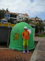 Пуэрто-де-Сантьяго (Puerto de Santiago), проспект 5° столетия (Avenida 5° Centenario). Некоторые мусорные контейнеры в городке почему-то вот такие, похожие на пепелац. 😊