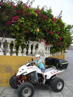 Пуэрто-де-Сантьяго (Puerto de Santiago), пляж Песка (Playa de la Arena). Сева очень любит всякие машины, даже те настоящие, которые сильно больше его самого.