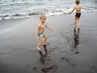 Пуэрто-де-Сантьяго (Puerto de Santiago), пляж Песка (Playa de la Arena). Вот так выглядит мокрый чёрный песок вулканического происхождения на этом самом знаменитом пляже такого цвета. Дети в восторге! 😊