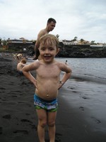 Пуэрто-де-Сантьяго (Puerto de Santiago), пляж Песка (Playa de la Arena). Мокрый и грязный (точнее, облепленный чёрным песком) от пяток до макушки, но счастли-и-ивый!.. 😊 Сзади – папа-смотритель, чтобы деток не смыло в океан. 😊