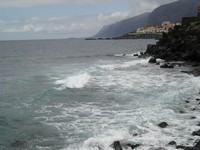 Пуэрто-де-Сантьяго (Puerto de Santiago). Сильный атлантический прибой и естественные волнорезы вулканического острова.