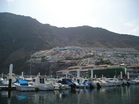 Порт у скал Гигантес (Puerto de los Gigantes). Вид на обжитую часть скал Гигантес (los Gigantes).