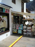Сантьяго-дель-Тейде (Santiago del Teide), улица Гиос (Calle los Guíos). Одна из местных сувенирных лавочек в кадр попала благодаря плакатам «Господи, спаси и сохрани мохито» (God, Save the Mojito) и «То, что происходит на пляже, там и остаётся» (What Happens at the Beach, Stays at the Beach). 😉