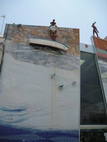 Пуэрто-де-Сантьяго (Puerto de Santiago), проспект 5° столетия (Avenida 5° Centenario). Рыболовство играло (или даже продолжает играть) немалую роль в жизни островитян, поэтому на зданиях встречаются целые объёмные композиции про него.