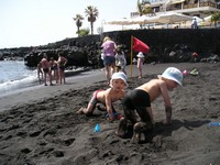 Пуэрто-де-Сантьяго (Puerto de Santiago), пляж Песка (Playa de la Arena). Детям нравилось возиться в чёрном вулканическом песке гораздо больше, чем в обычном светлом (кварцевом?).