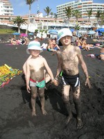 Пуэрто-де-Сантьяго (Puerto de Santiago), пляж Песка (Playa de la Arena). И ещё раз: грязные, но счастливые! 😊