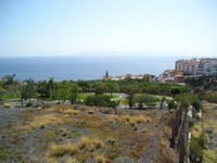 Пуэрто-де-Сантьяго (Puerto de Santiago), дорога к гипермаркету Mercadona. Какой-то очередной неожиданный парк с видом на Атлантический океан.