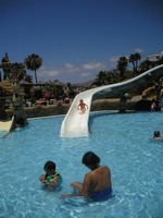 Коста Адехе (Costa Adeje), аквапарк AquaLand. Сева бесстрашно мчится по детской водной горке.