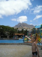 Коста Адехе (Costa Adeje), аквапарк AquaLand. Ратмир снова представляет, только теперь не столько аквапарк, сколько одну из соседних гор.