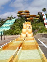 Коста Адехе (Costa Adeje), аквапарк AquaLand. Возможно, это я еду с горки, но не уверен. 😊