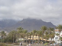 Плая-де-лас-Америкас (Playa de las Américas). Соседние горы скрываются в облаках.