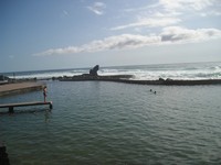Плая-де-лас-Америкас (Playa de las Américas). Видимо, сильный прибой там не редкость, раз есть такие «тихие гавани», огороженный от него каменной стеной.