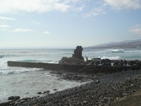 Плая-де-лас-Америкас (Playa de las Américas). Жёлтый человечишко на пирсе-волнорезе – это я, передающий вам привет.