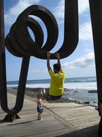 Плая-де-лас-Америкас (Playa de las Américas). Я не хотел бить девочку ногами 😯, просто так совпало… композиционно-перспективно в объективе фотоаппарата. 😊 А металлоконструкция была странная – что-то вроде памятника скрепке. 😊