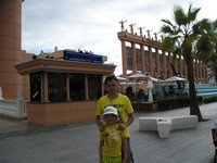 Плая-де-лас-Америкас (Playa de las Américas), проспект Америк (Avenida las Américas). Я с Ратом на фоне монументальных антично-римских конструкций Hard Rock Cafe.