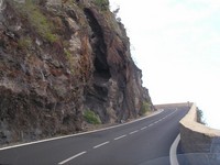 Где-то по дороге из Пуэрто-де-Сантьяго (Puerto de Santiago) в национальный парк Тейде (Parque nacional del Teide). Один из первых подъёмов на перевал, «дорога в облака».