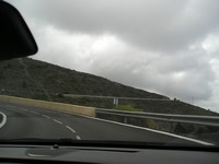 Где-то по дороге из Пуэрто-де-Сантьяго (Puerto de Santiago) в национальный парк Тейде (Parque nacional del Teide). Вираж, ещё вираж… Впереди – ещё далеко не одна гора, которую надо обогнуть и преодолеть.