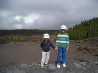 Национальный парк Тейде (Parque nacional del Teide). Первая больша́я остановка после серии горных перевалов, два терпеливых маленьких путешественника.