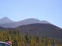 Национальный парк Тейде (Parque nacional del Teide). Горы в дымке, поэтому в зависимости от расстояния как бы разных цветов.