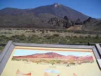 Национальный парк Тейде (Parque nacional del Teide). Удобно и интересно, когда на смотровой площадке есть инфоплакат с изображением того, что видишь вдали вживую, в данном случае – кратер Ллано-де-Уканка (Llano de Ucanca).