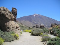 Национальный парк Тейде (Parque nacional del Teide). Вулкан Тейде по центру и скала-«факел» слева, вид с пешеходной тропы.