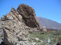 Национальный парк Тейде (Parque nacional del Teide). Есть пешеходная тропа вдоль скал (причём местами можно идти почти под ними и ужасаться, как всё это не падает тебе на голову), а есть поднимающаяся по ним – я с Ратом взбирался в том числе по ней.
