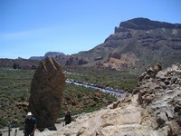 Национальный парк Тейде (Parque nacional del Teide). Вид с «верхней», «наскальной» пешеходной тропы на окрестности и длинную вереницу припаркованных автомобилей на подъезде (сами чудом нашли место, после третьего круга).